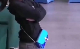 跪地小姐姐,温情瞬间，唤醒社会关爱