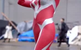 奥特曼吓跑小姐姐,成功吓跑小姐姐